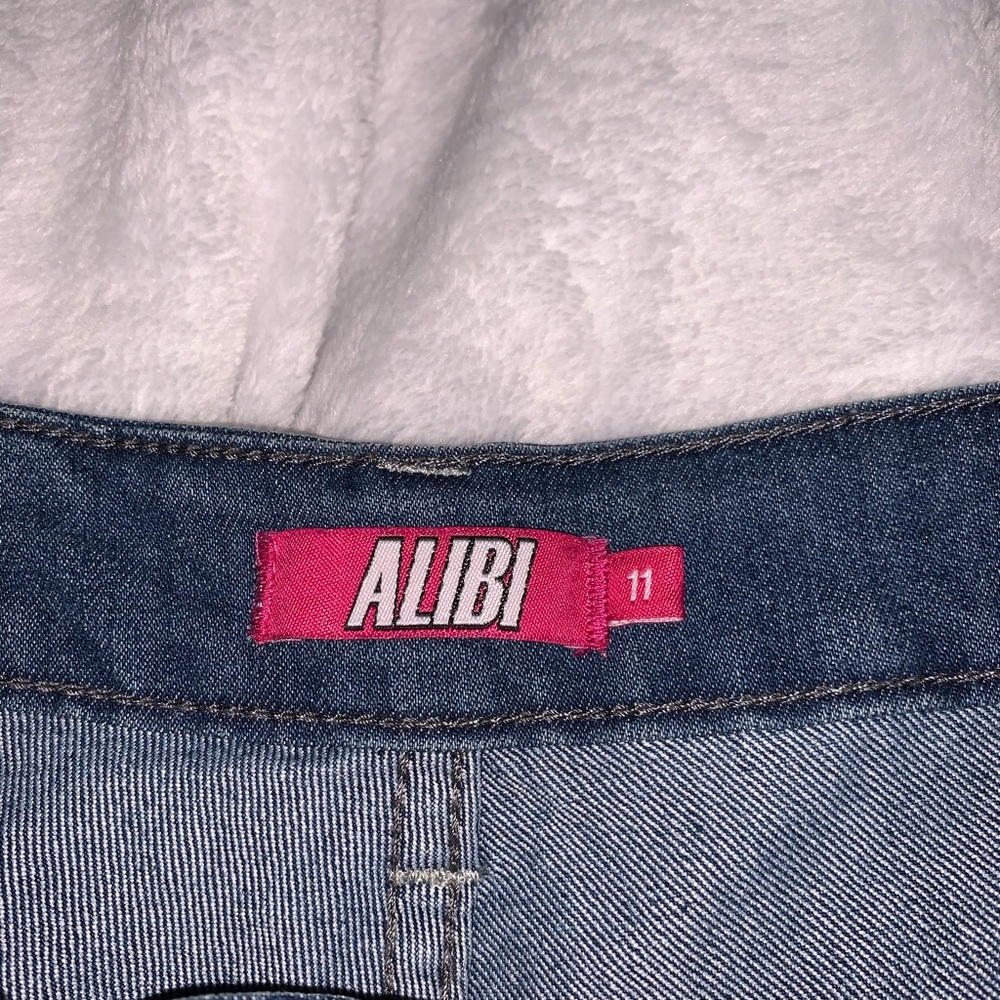 Alibi Shorts - Picture 2 of 3